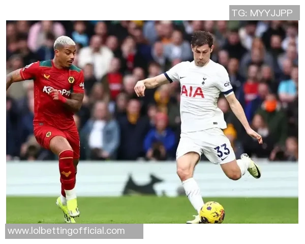 那不勒斯狂胜热刺六比二红牌事件引发全场热议与争议