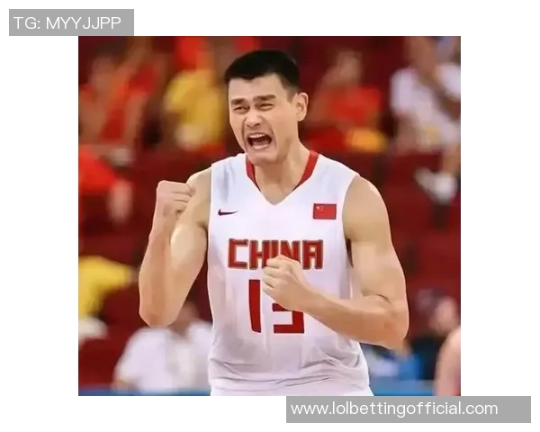 姚明在赛场上被热烈欢呼展现中国篮球的辉煌与希望