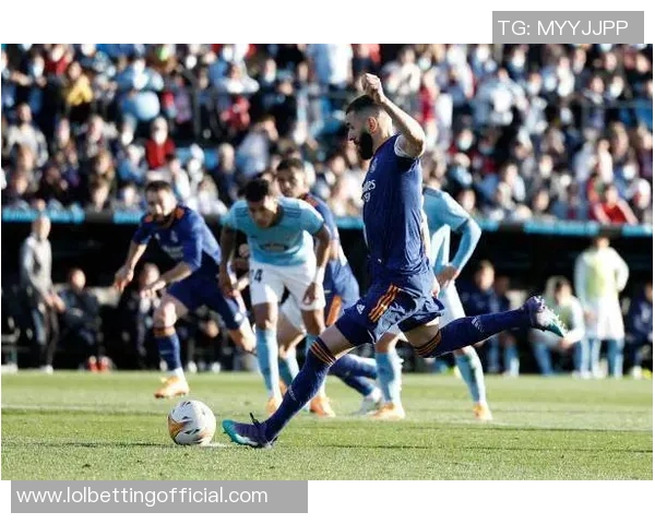 意甲激战：里昂大胜多特蒙德帽子戏法引发争议判罚全场沸腾