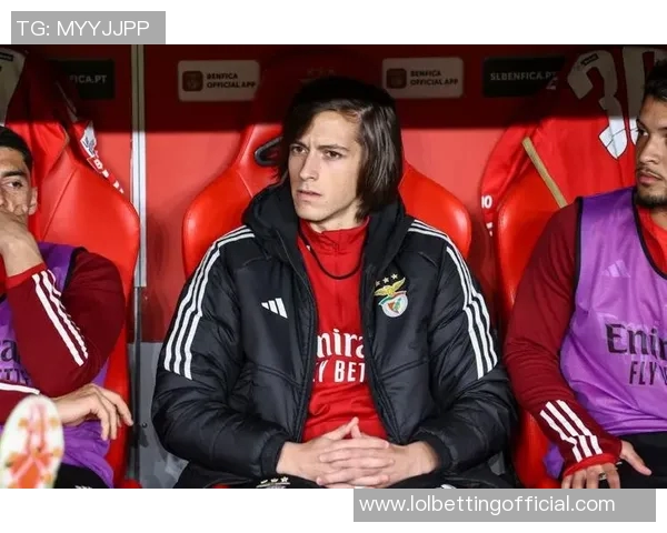 国王杯激战本菲卡大胜曼联争议判罚引发全场热议 国王杯激战本菲卡大胜曼联争议判罚引发全场热议